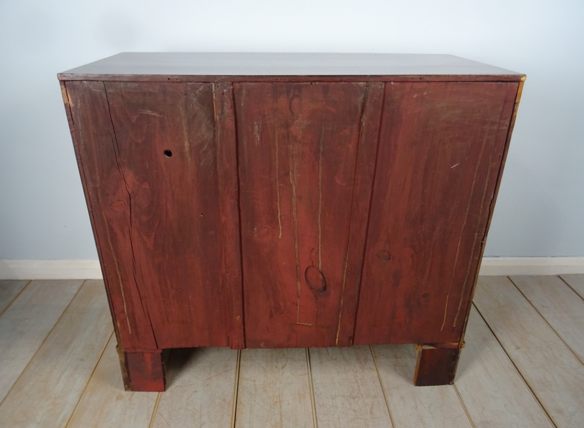 A Mahogany Bow Fronted Chest of Drawers of Small Proportions (10).JPG